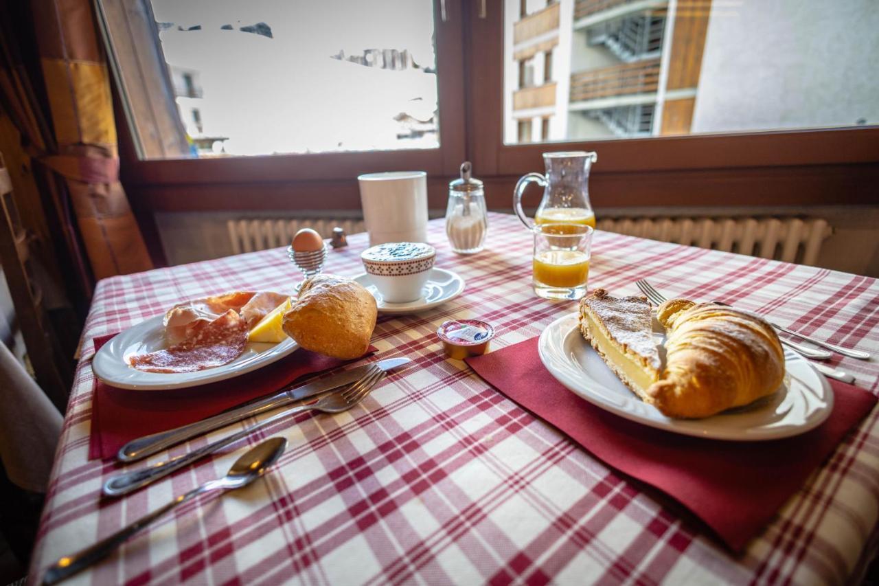 Hotel & Ristorante Serenella Breuil-Cervinia Exteriör bild