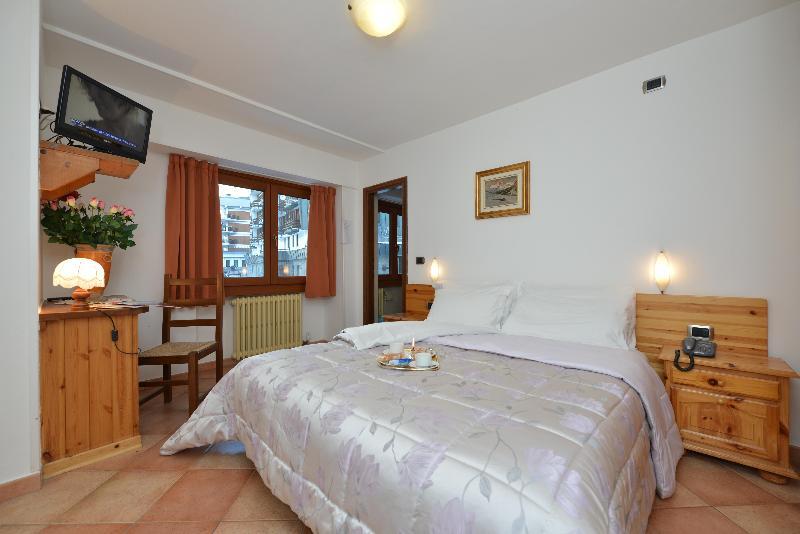 Hotel & Ristorante Serenella Breuil-Cervinia Exteriör bild