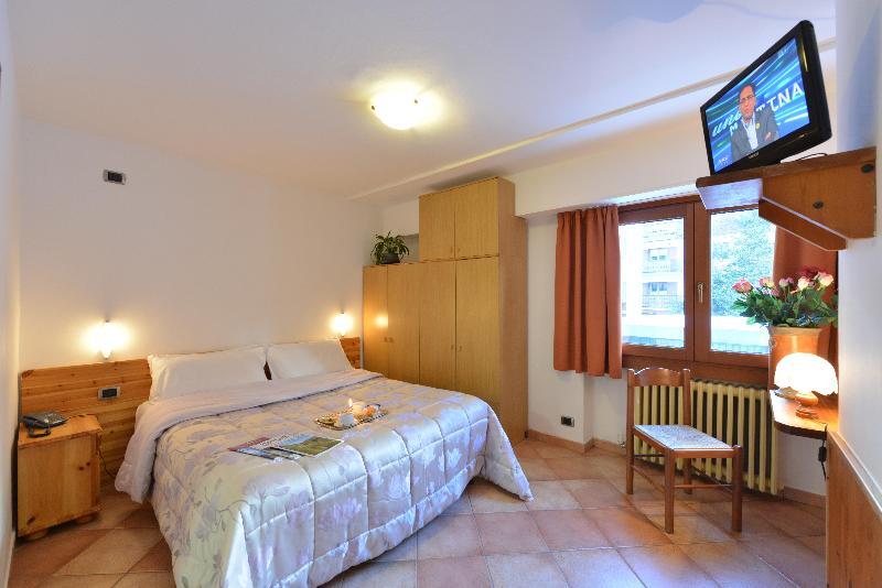 Hotel & Ristorante Serenella Breuil-Cervinia Exteriör bild